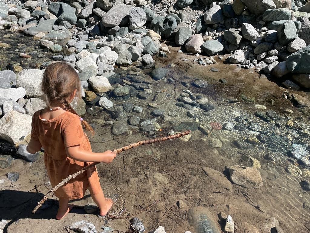 Spontanes Spielen im Wald