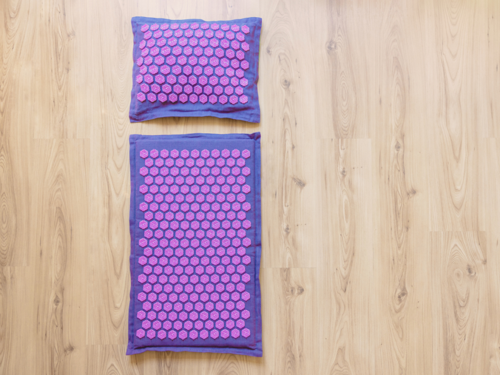 Katze auf Akupressurmatte, Mama Entspannung, Nervensystem beruhigen, Stress abbauen