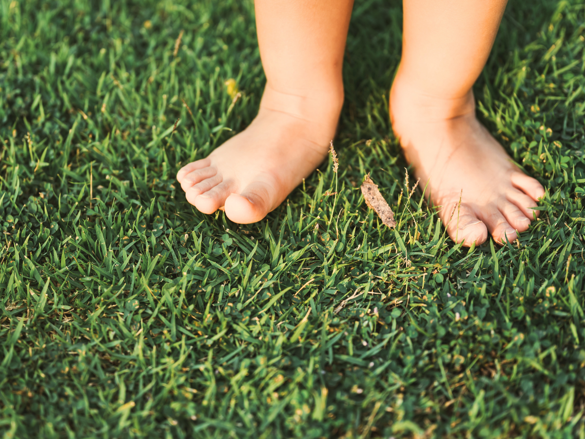 Kontakt mit der Erde beruhigt dein Kind und dich