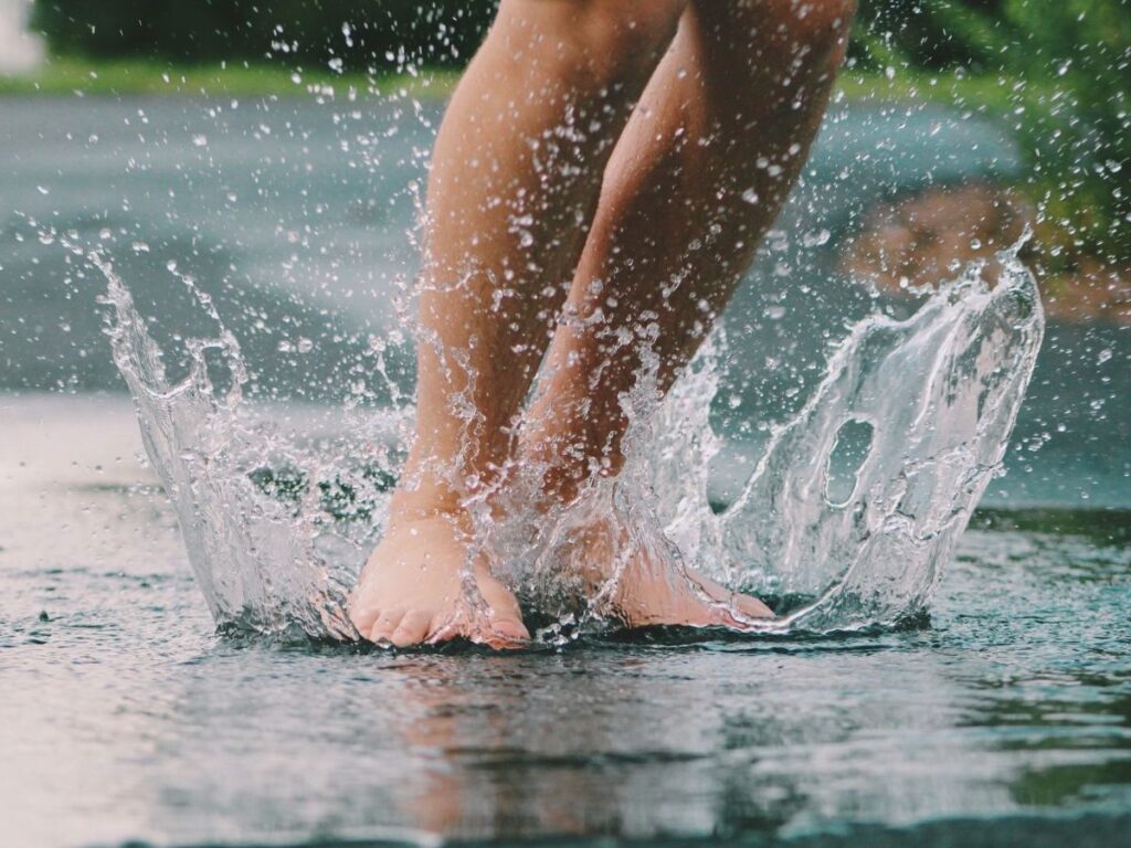 Barfuss durch Pfützen