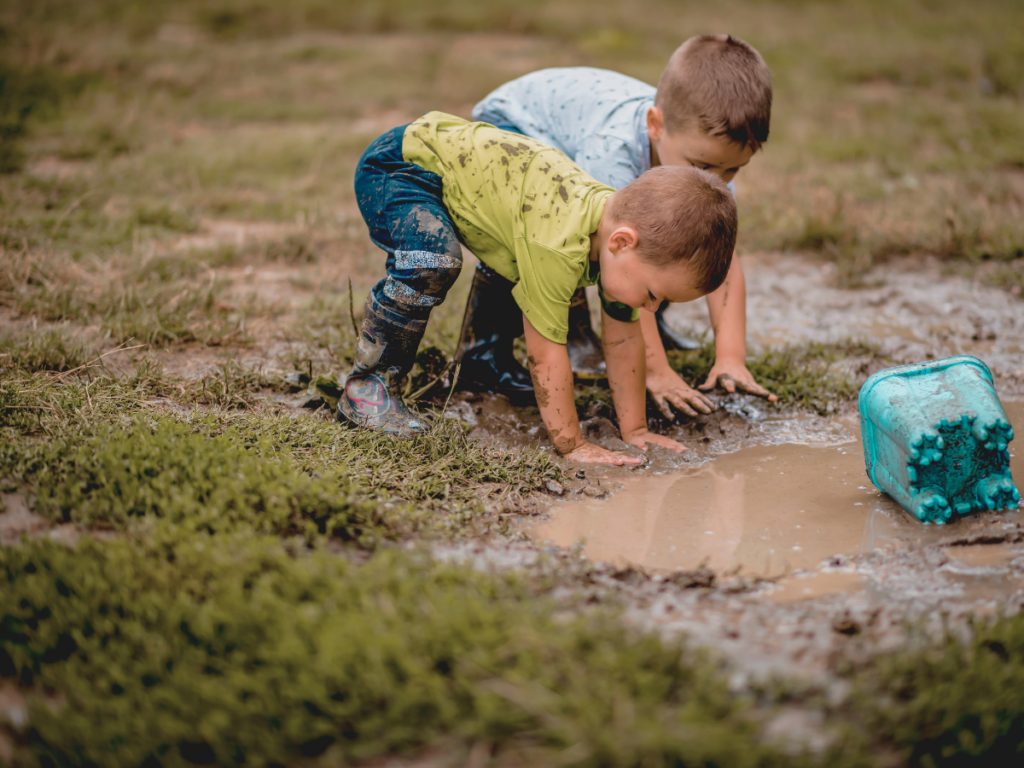 Sinnesspiele in der Natur, Naturspiele, Waldspiele, Spiele draussen, Naturmaterialien, Nervensystem beruhigen