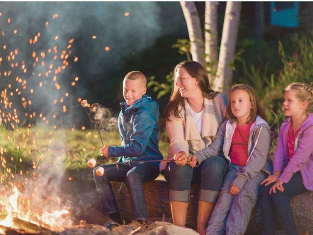 Das Freitagslicht, Familie am Lagerfeuer