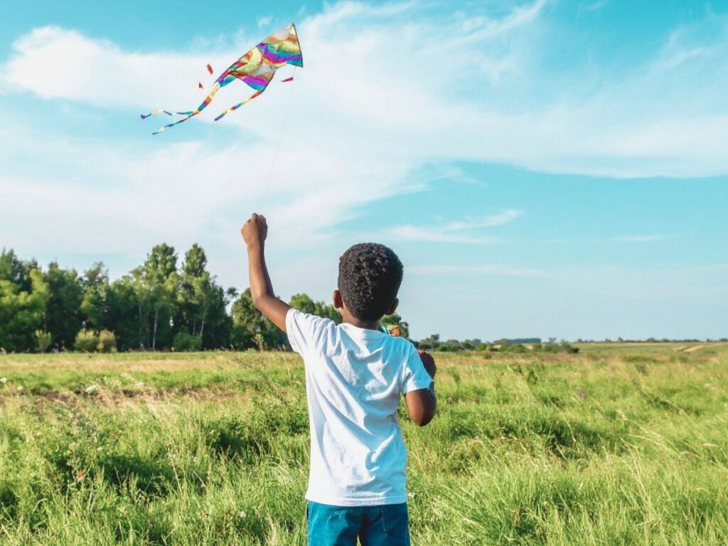 Drachen steigen lassen, Frühlingsrituale für Familien in der Natur, Nervensystem beruhigen